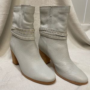 NWOT Frye white leather boots - short